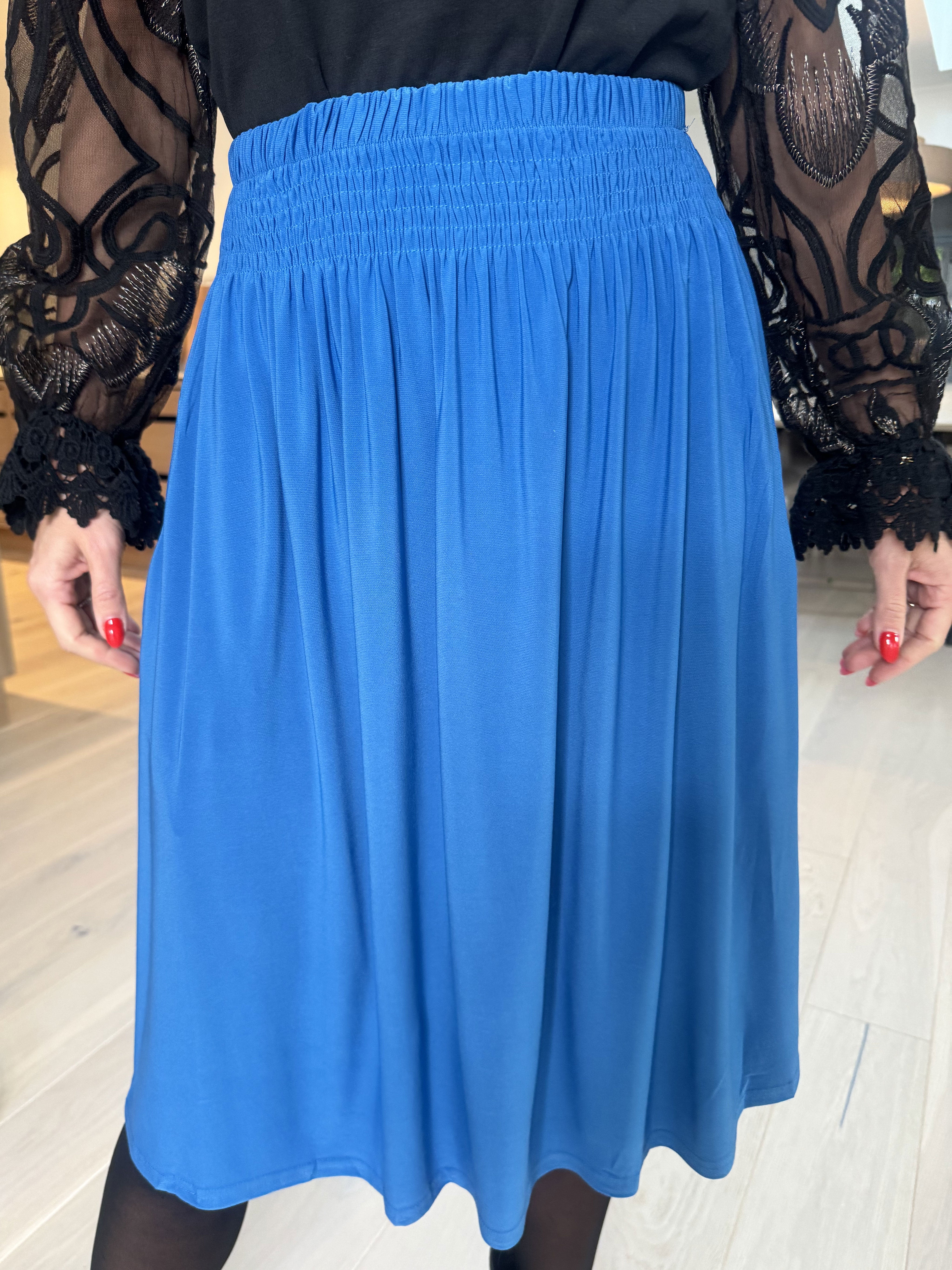 Pams Plain Skirt - Ensfarvet nederdel i elastisk stof